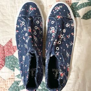 Corkys pull on sneakers